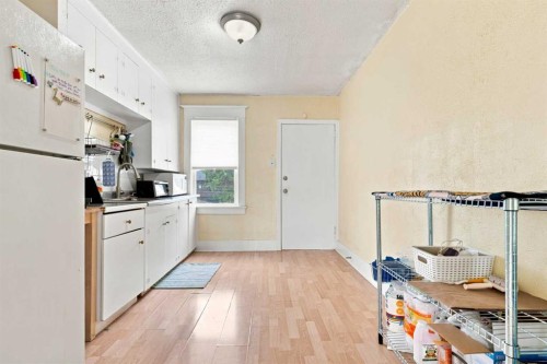 235 20 Avenue Ne, Calgary, AB - Indoor Photo Showing Kitchen