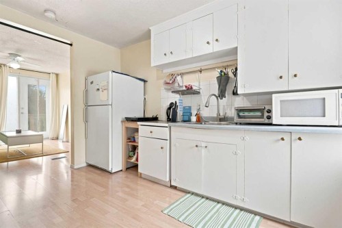 235 20 Avenue Ne, Calgary, AB - Indoor Photo Showing Kitchen