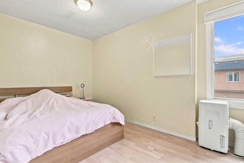 235 20 Avenue Ne, Calgary, AB - Indoor Photo Showing Bedroom