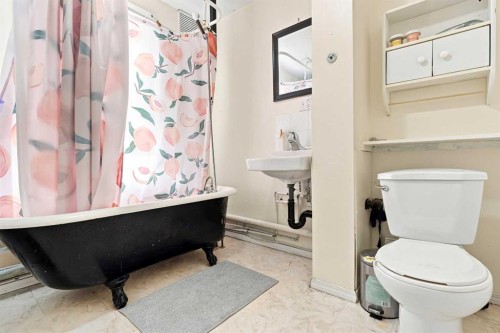 235 20 Avenue Ne, Calgary, AB - Indoor Photo Showing Bathroom