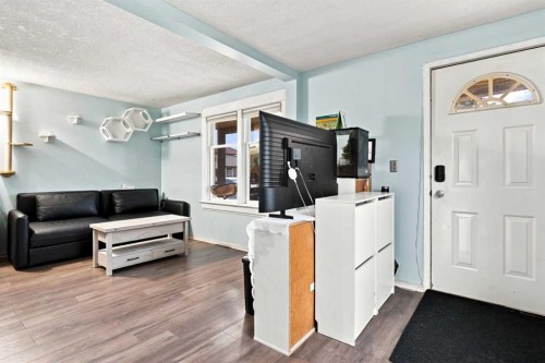 235 20 Avenue Ne, Calgary, AB - Indoor Photo Showing Other Room