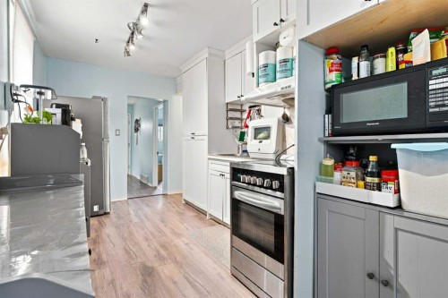 235 20 Avenue Ne, Calgary, AB - Indoor Photo Showing Kitchen