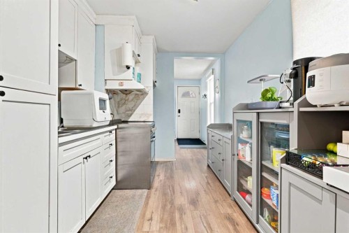 235 20 Avenue Ne, Calgary, AB - Indoor Photo Showing Kitchen