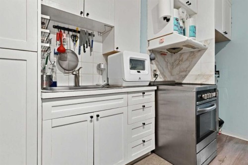 235 20 Avenue Ne, Calgary, AB - Indoor Photo Showing Kitchen