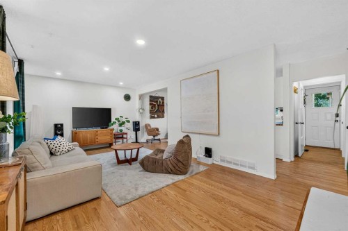 632 Foritana Road Se, Calgary, AB - Indoor Photo Showing Living Room