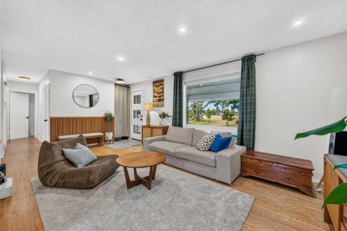 632 Foritana Road Se, Calgary, AB - Indoor Photo Showing Living Room