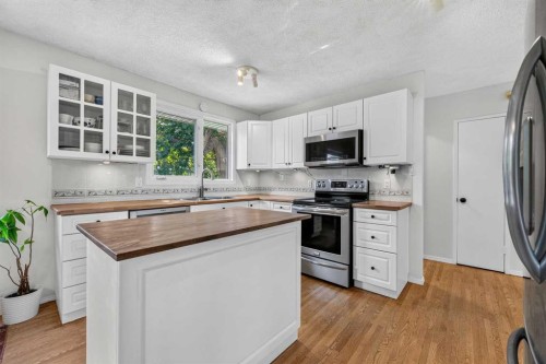 632 Foritana Road Se, Calgary, AB - Indoor Photo Showing Kitchen With Double Sink