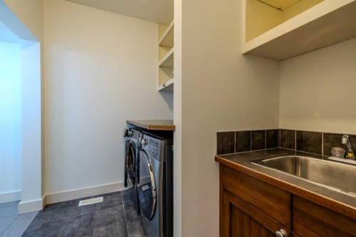 1835 Evergreen Drive Sw, Calgary, AB - Indoor Photo Showing Laundry Room