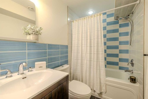 1835 Evergreen Drive Sw, Calgary, AB - Indoor Photo Showing Bathroom