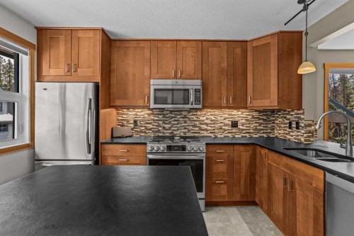 13-242 Benchlands Terrace, Canmore, AB - Indoor Photo Showing Kitchen With Double Sink