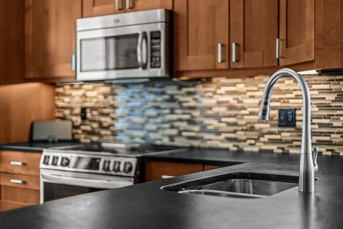 13-242 Benchlands Terrace, Canmore, AB - Indoor Photo Showing Kitchen With Double Sink