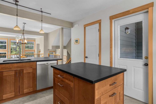 13-242 Benchlands Terrace, Canmore, AB - Indoor Photo Showing Kitchen