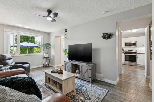 110S-203 Lynnview Road Se, Calgary, AB - Indoor Photo Showing Living Room