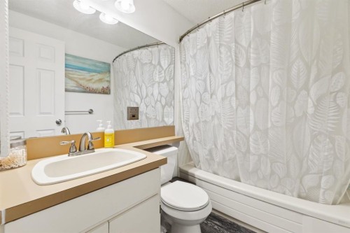 283 Abinger Crescent Ne, Calgary, AB - Indoor Photo Showing Bathroom