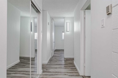 113-6919 Elbow Drive Sw, Calgary, AB - Indoor Photo Showing Other Room