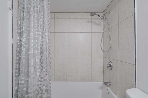 113-6919 Elbow Drive Sw, Calgary, AB - Indoor Photo Showing Bathroom