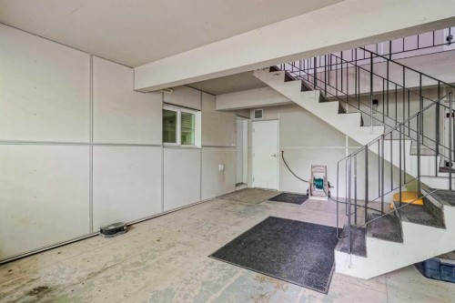 113-6919 Elbow Drive Sw, Calgary, AB - Indoor Photo Showing Other Room
