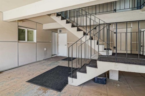 113-6919 Elbow Drive Sw, Calgary, AB - Indoor Photo Showing Other Room