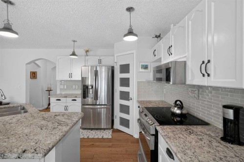 121 Rockyspring Terrace Nw, Calgary, AB - Indoor Photo Showing Kitchen With Stainless Steel Kitchen With Double Sink With Upgraded Kitchen