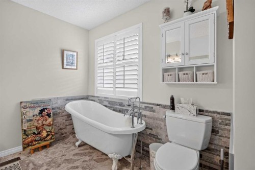 121 Rockyspring Terrace Nw, Calgary, AB - Indoor Photo Showing Bathroom