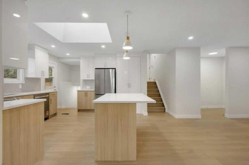 20 Bernard Way Nw, Calgary, AB - Indoor Photo Showing Kitchen With Upgraded Kitchen