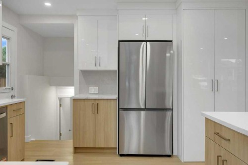 20 Bernard Way Nw, Calgary, AB - Indoor Photo Showing Kitchen