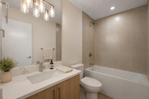 20 Bernard Way Nw, Calgary, AB - Indoor Photo Showing Bathroom