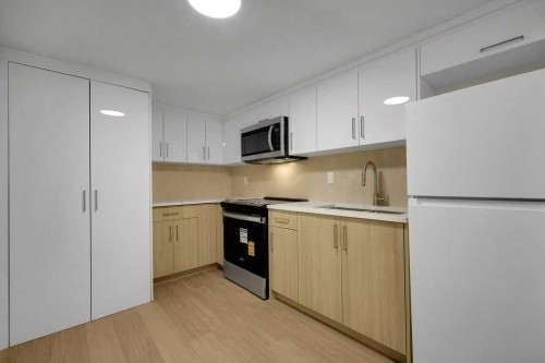 20 Bernard Way Nw, Calgary, AB - Indoor Photo Showing Kitchen
