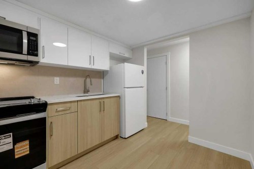 20 Bernard Way Nw, Calgary, AB - Indoor Photo Showing Kitchen