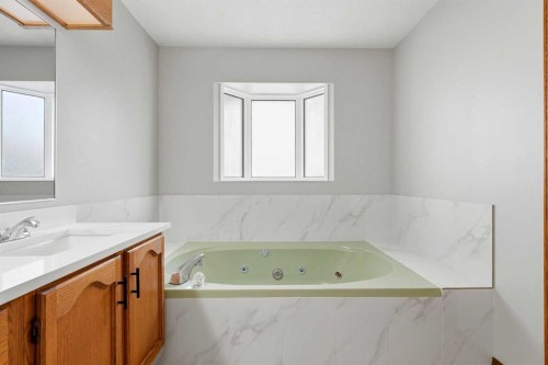 5 Sandpiper Gate Nw, Calgary, AB - Indoor Photo Showing Bathroom