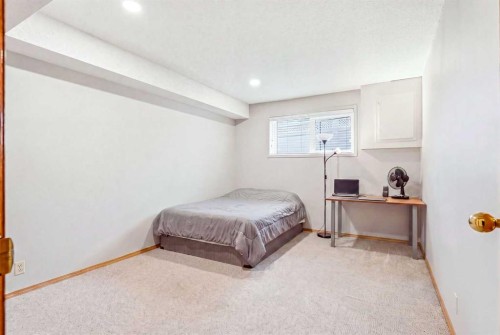 5 Sandpiper Gate Nw, Calgary, AB - Indoor Photo Showing Bedroom