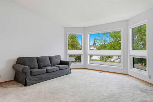 5 Sandpiper Gate Nw, Calgary, AB - Indoor Photo Showing Living Room