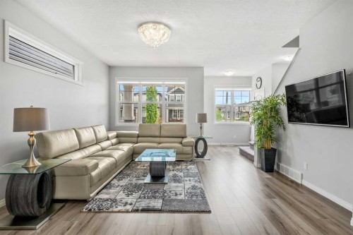 147 Evanscrest Park Nw, Calgary, AB - Indoor Photo Showing Living Room