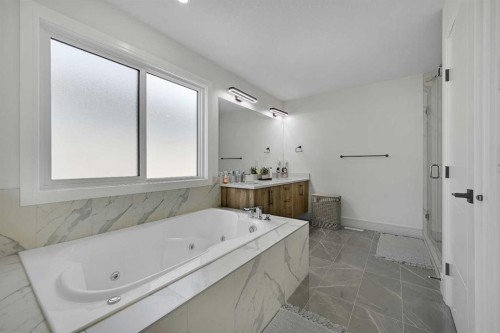 70 South Shore Bay, Chestermere, AB - Indoor Photo Showing Bathroom