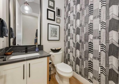 523 22 Avenue Nw, Calgary, AB - Indoor Photo Showing Bathroom