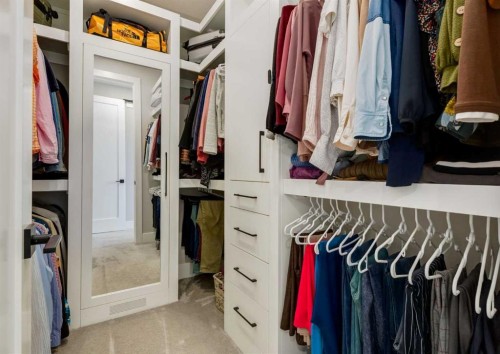523 22 Avenue Nw, Calgary, AB - Indoor With Storage
