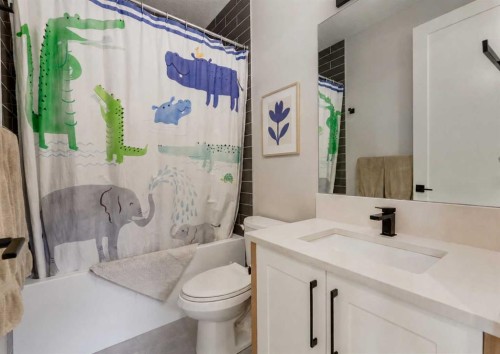 523 22 Avenue Nw, Calgary, AB - Indoor Photo Showing Bathroom