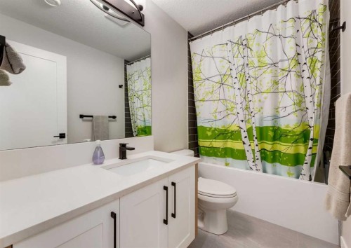 523 22 Avenue Nw, Calgary, AB - Indoor Photo Showing Bathroom