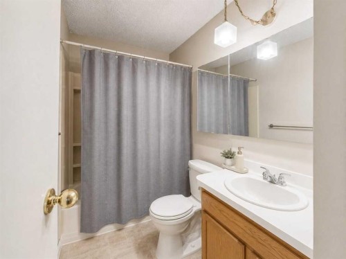 31 Penrith Place Se, Calgary, AB - Indoor Photo Showing Bathroom
