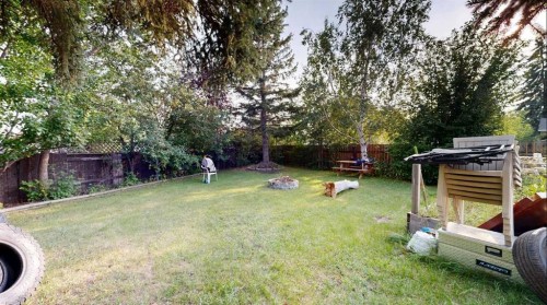 31 Penrith Place Se, Calgary, AB - Outdoor With Backyard