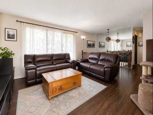 31 Penrith Place Se, Calgary, AB - Indoor Photo Showing Living Room