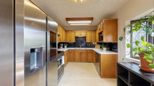 31 Penrith Place Se, Calgary, AB - Indoor Photo Showing Kitchen