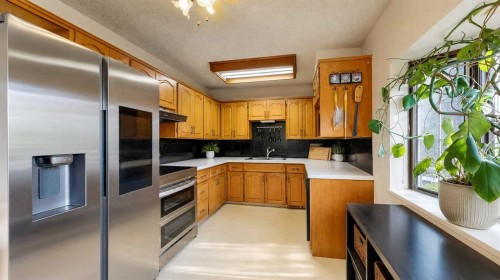 31 Penrith Place Se, Calgary, AB - Indoor Photo Showing Kitchen