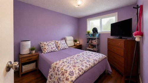 31 Penrith Place Se, Calgary, AB - Indoor Photo Showing Bedroom