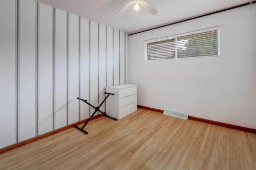624 38 Street Sw, Calgary, AB - Indoor Photo Showing Other Room