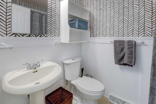 624 38 Street Sw, Calgary, AB - Indoor Photo Showing Bathroom