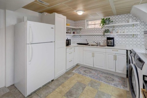 624 38 Street Sw, Calgary, AB - Indoor Photo Showing Laundry Room