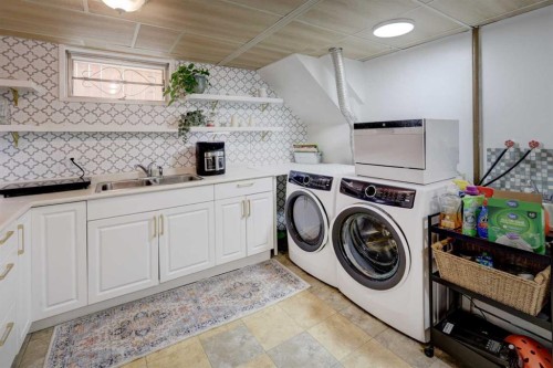 624 38 Street Sw, Calgary, AB - Indoor Photo Showing Laundry Room