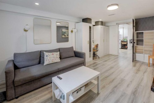 624 38 Street Sw, Calgary, AB - Indoor Photo Showing Living Room