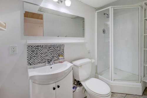 624 38 Street Sw, Calgary, AB - Indoor Photo Showing Bathroom
